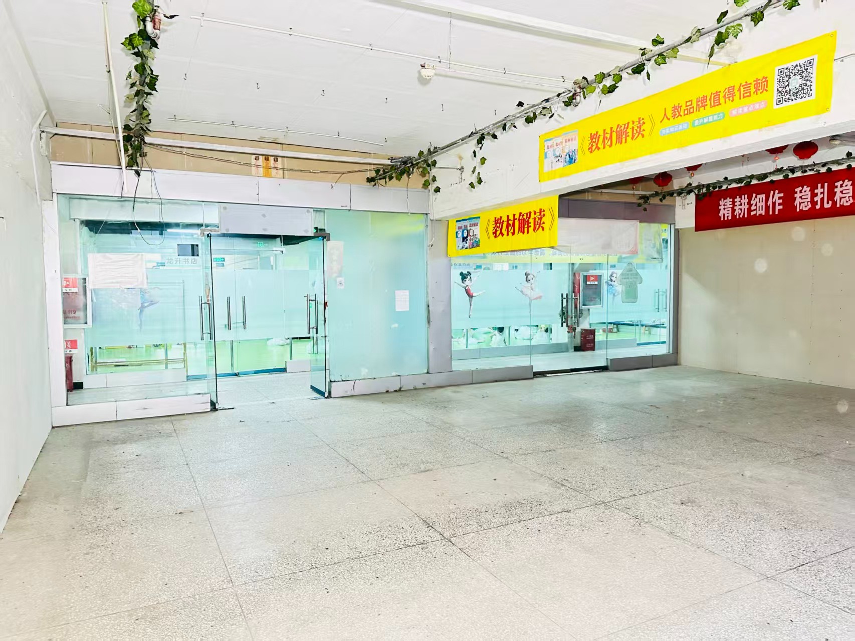 集市南街提供写字楼、商铺、展示空间、直播间等多种面积选择，满足企业办公、研发、展示、运营等多元需求。