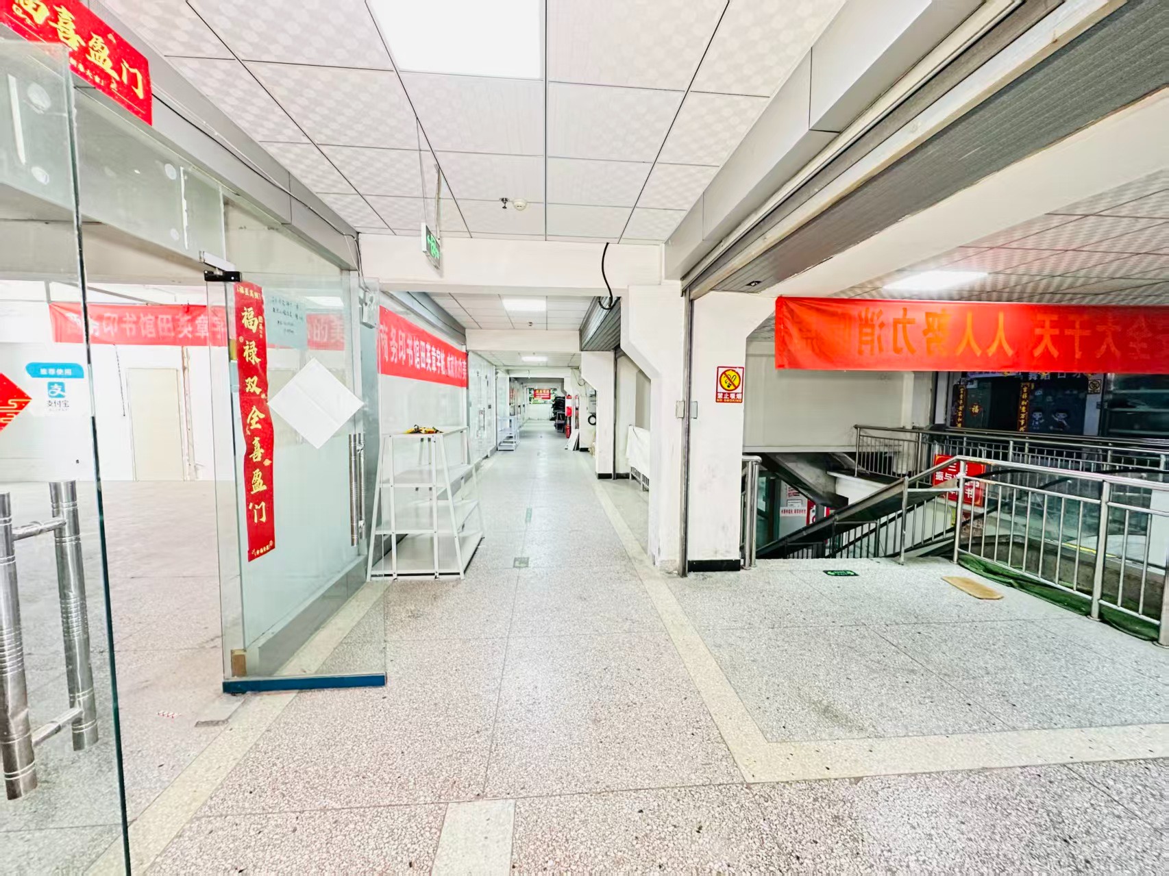 集市南街引入人工智能技术应用场景，推动AI与商业、零售、电商、企业服务等领域融合发展。