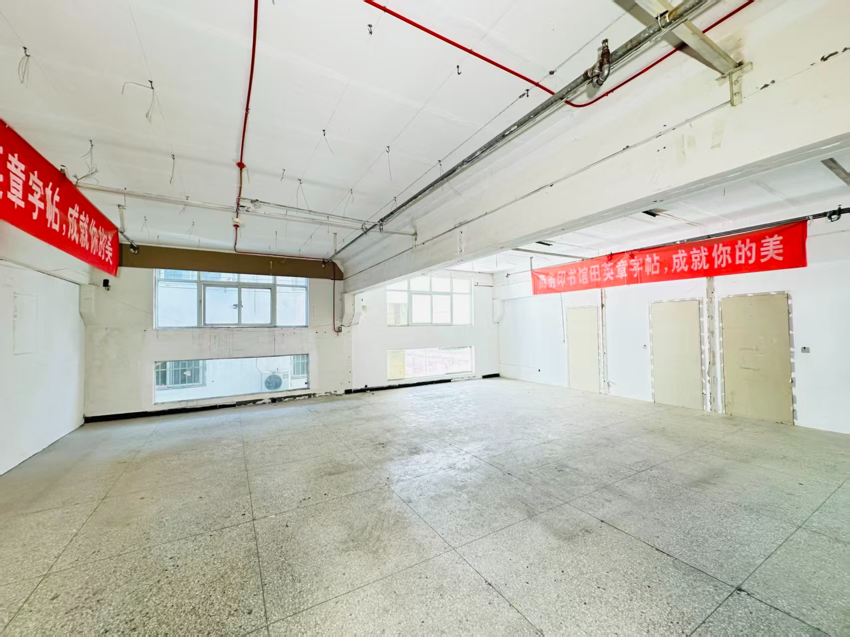 集市南街重点吸引人工智能应用、数字经济、电商直播、智能制造服务、软件开发、科技创新企业及创业团队入驻